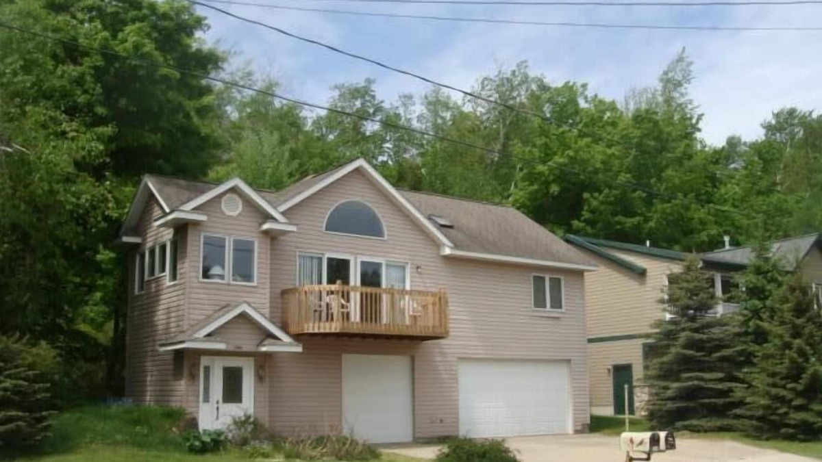 Frankfort Cottage | Crystal Lake Cottage on the South Shore with Beach/Lake Access