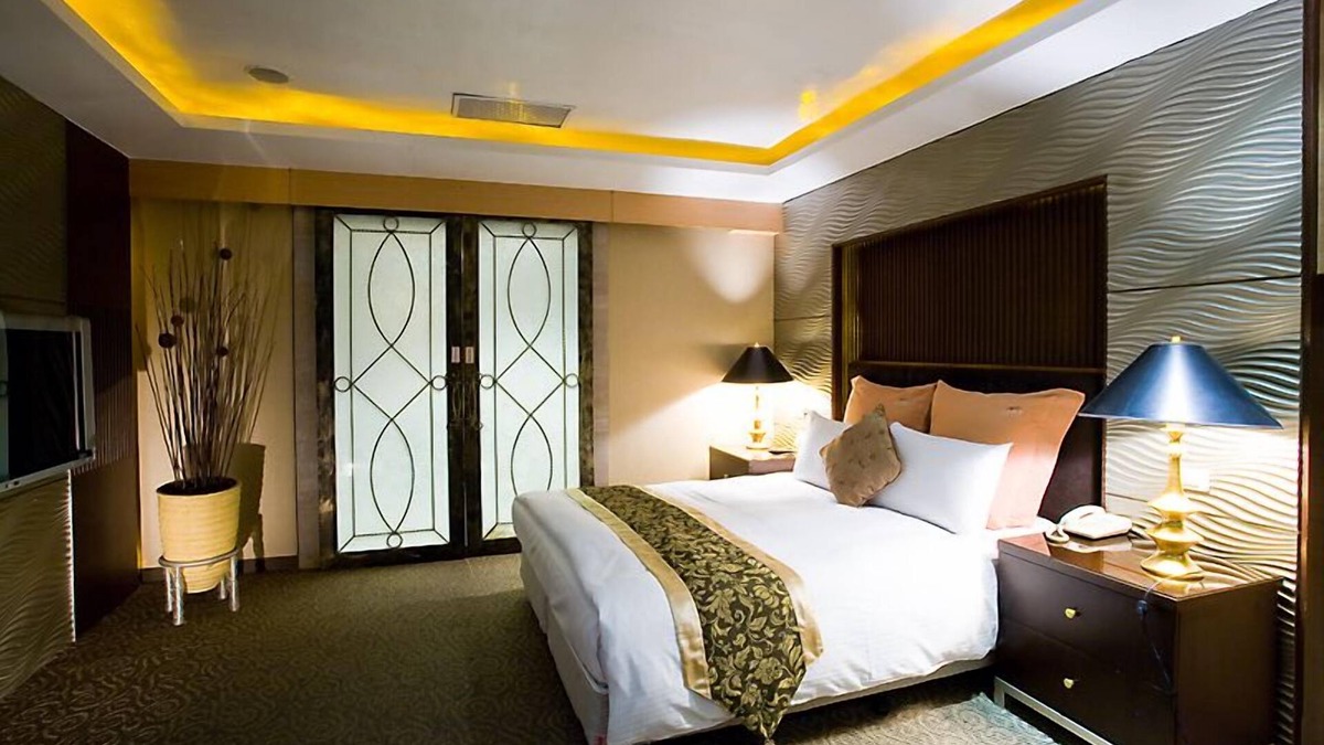North District Hotel | Crystal Motel