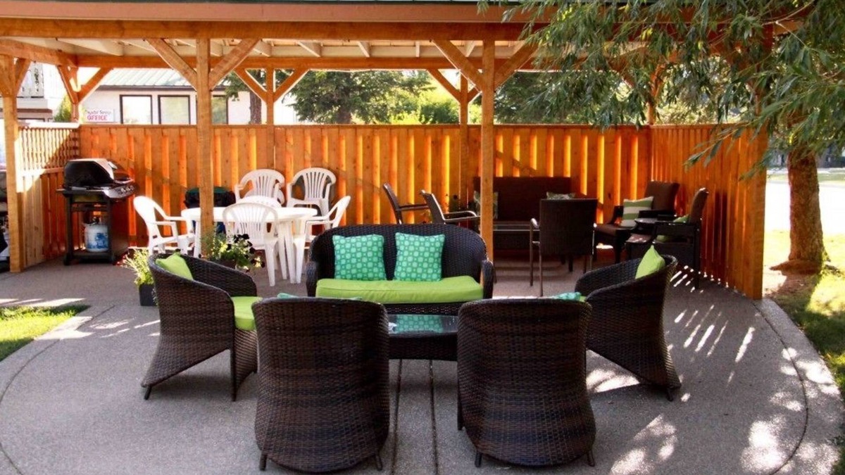East Kootenay Hotel | Crystal Springs Lodge