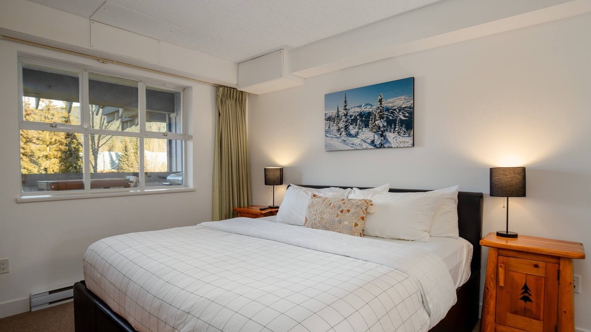 Blackcomb Apartment | ❄︎Crystal Suite❄︎ 2 BR Renovated Penthouse - A/C | Glacier Lodge