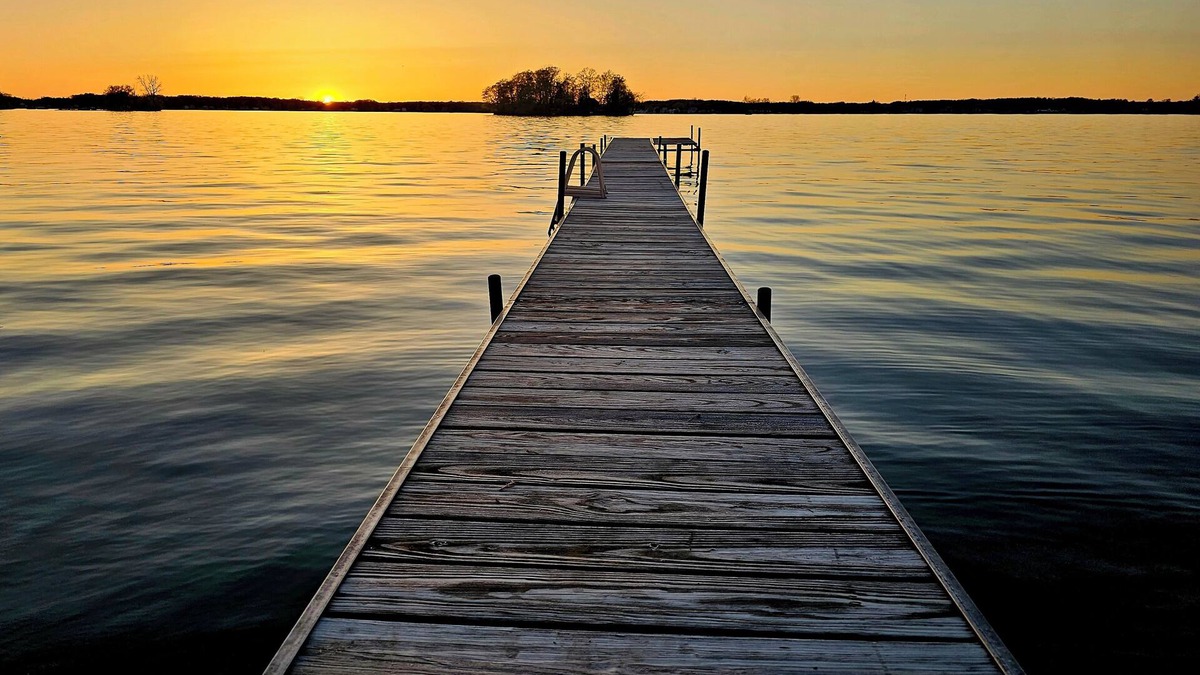 Crystal Cottage | Crystal Water's Edge Cottage-Perfect for 2 families! Newer waterfront home.