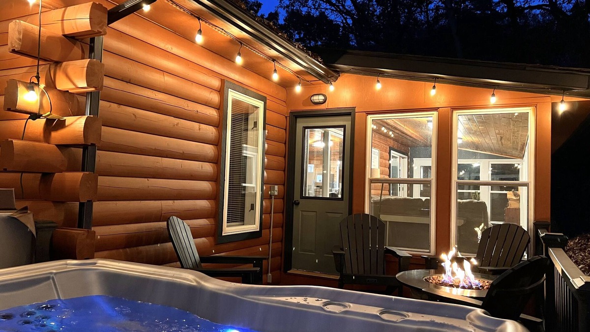 Massanutten Cabin | Cub Cabin on Massanutten Resort- Fully Renovated Log Cabin- Hot Tub & Fire Pit