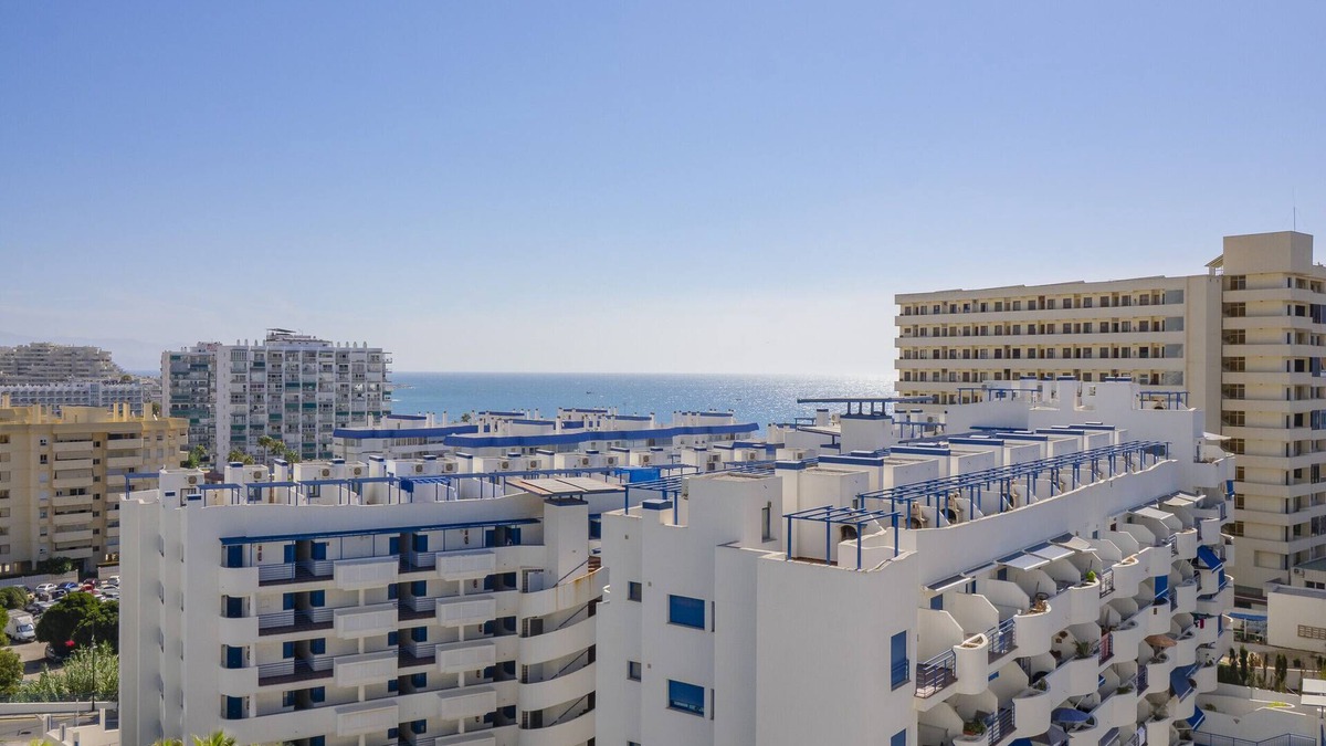 Torrequebrada Apartment | Cubo's Beach Side Los Patos Apartment & Parking/community pool/close to the beach/air conditioning/free Wi-Fi