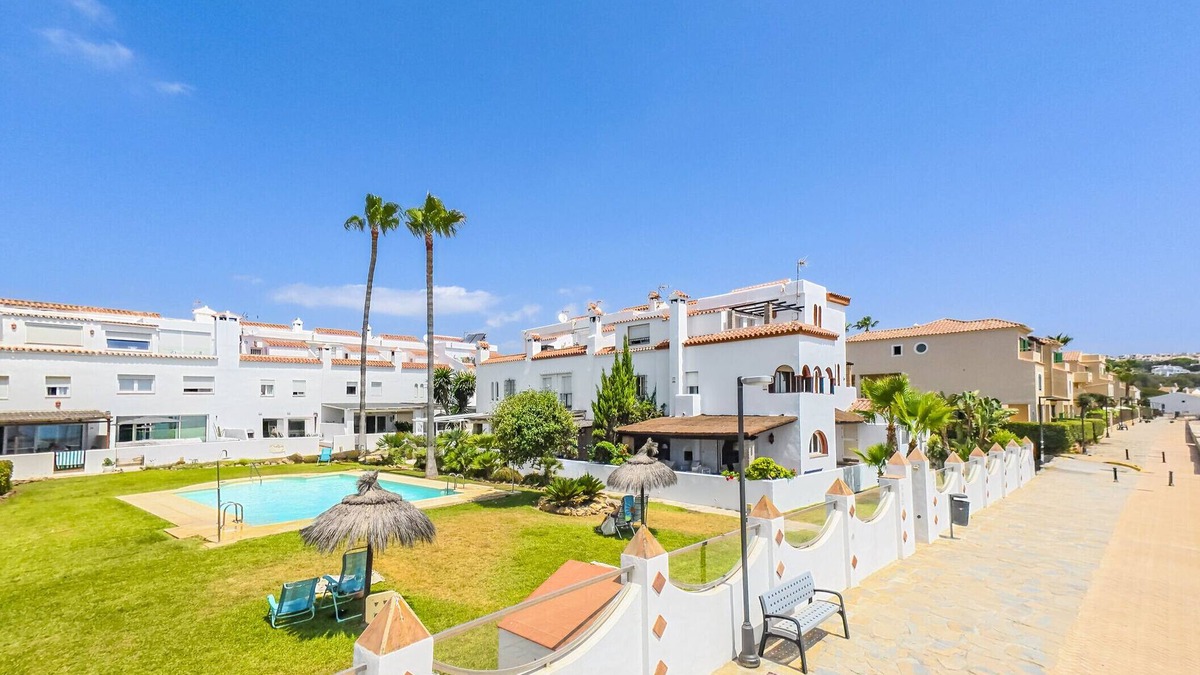 Marina de Casares Ski Chalet | Cubo's Beachfront Marina de Casares House/Beachfront/parking/free wifi