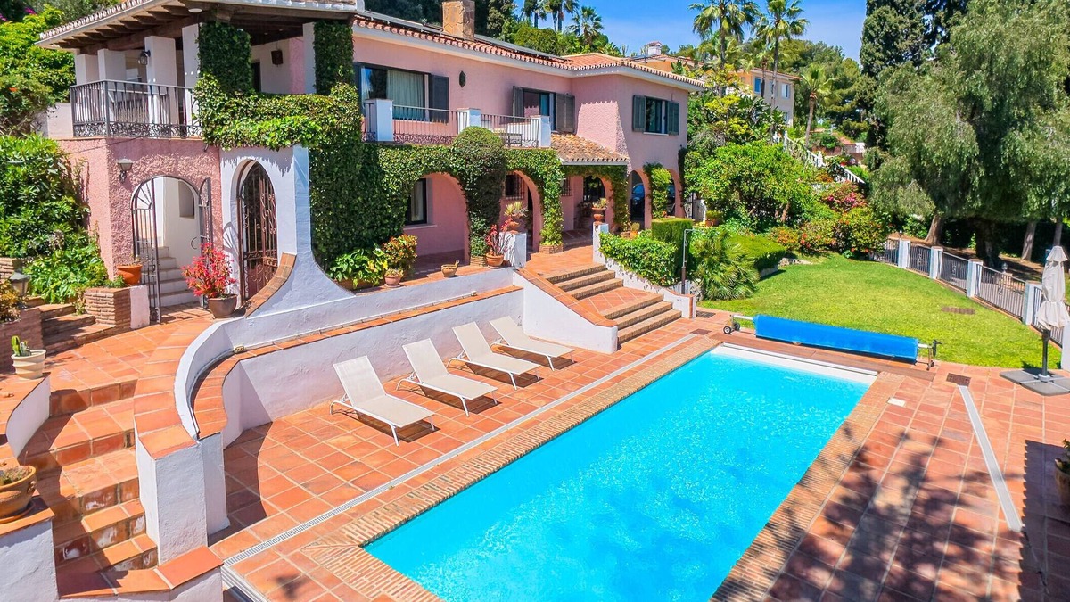Torremolinos Villa | Cubo's Villa Las Capuchinas/private heated pool/air conditioning/sea views/free wifi
