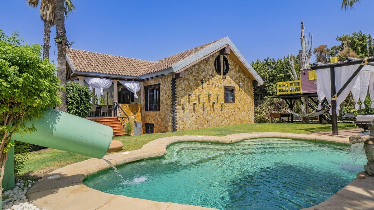 Alhaurin el Grande Villa | Cubo's Whitestone Villa Family Fun/air conditioning/ideal for children/free wifi