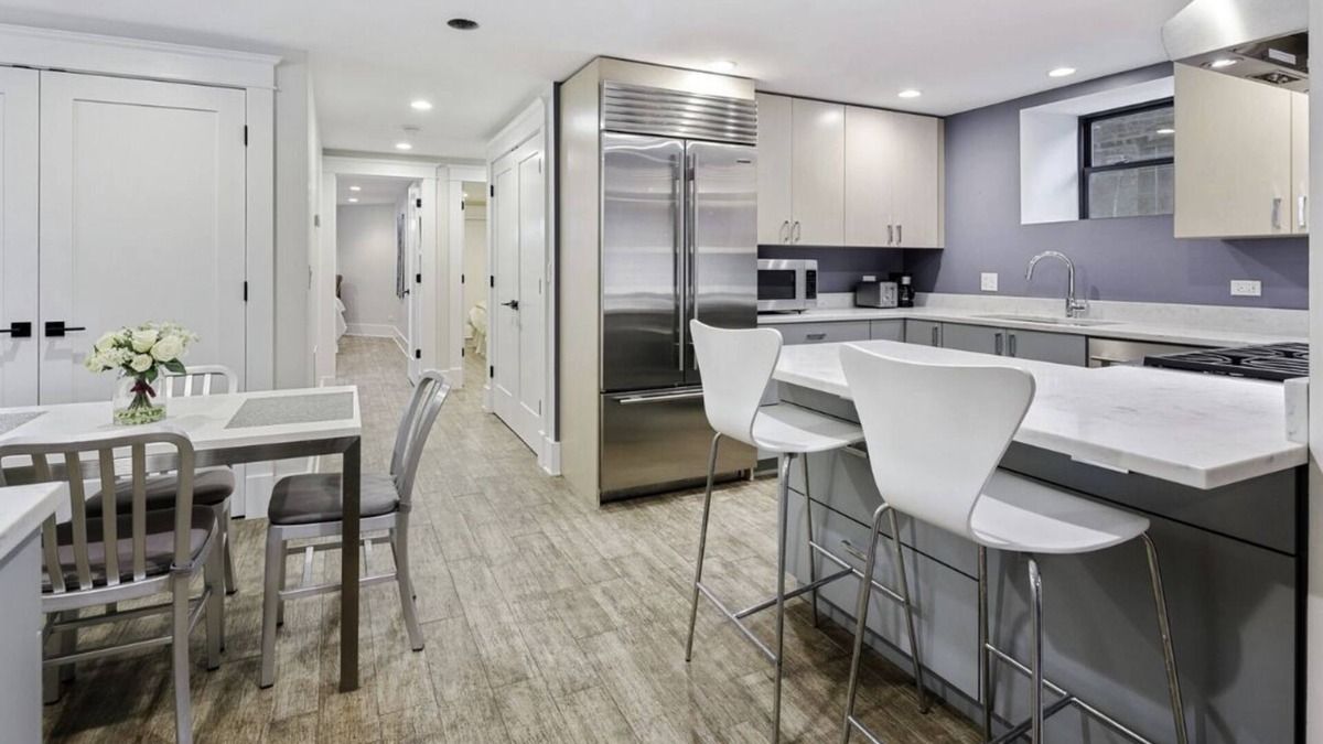 North Center Apartment | Cubs Playoffs getaway 2BR 2BA Apartment near Wrigley Field