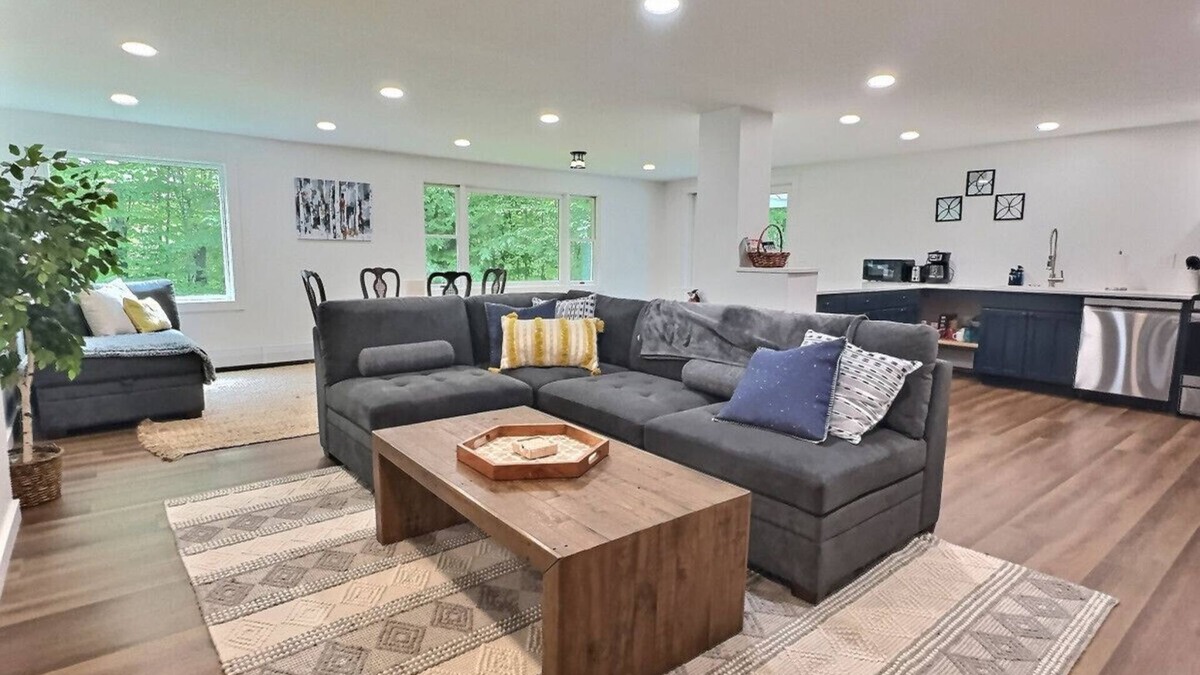 Killington Apartment | CubsCorner - Pool, Sauna, Gym, Close to Mountain!