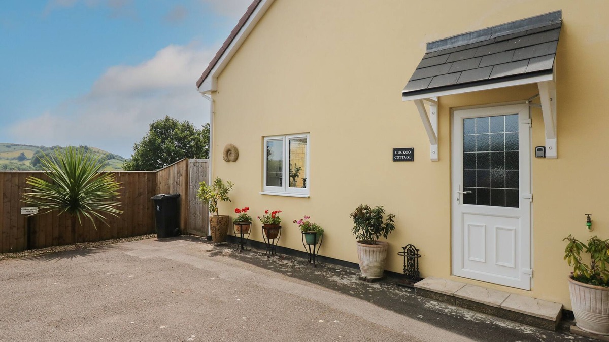 Bridport Cottage | CUCKOO COTTAGE, romantic, with a garden in Bridport
