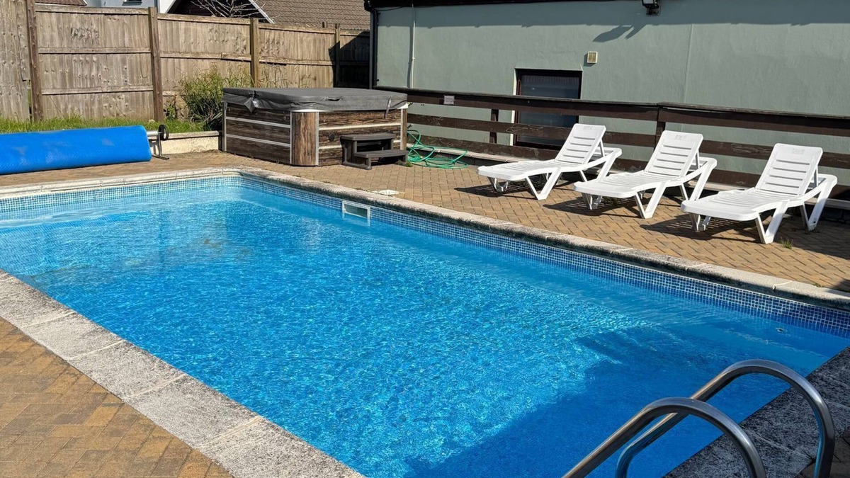 Llanteg House | CUDDFAN, family friendly, with pool in Llanteg
