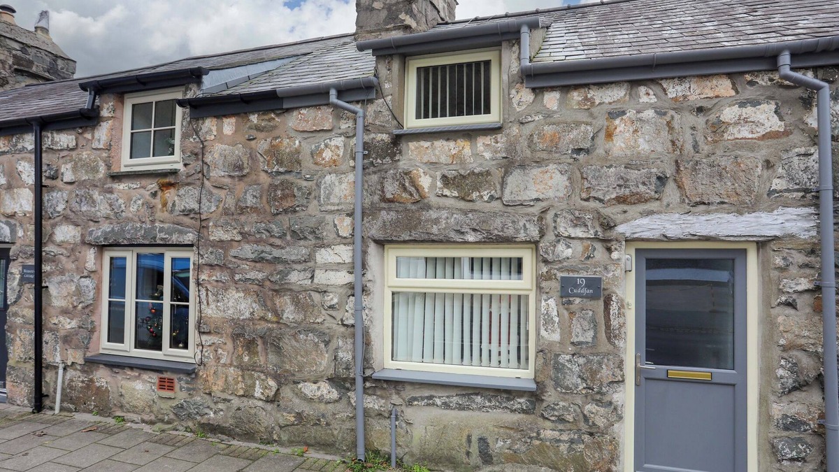 Tremadog Cottage | CUDDFAN, pet friendly, with a garden in Tremadog