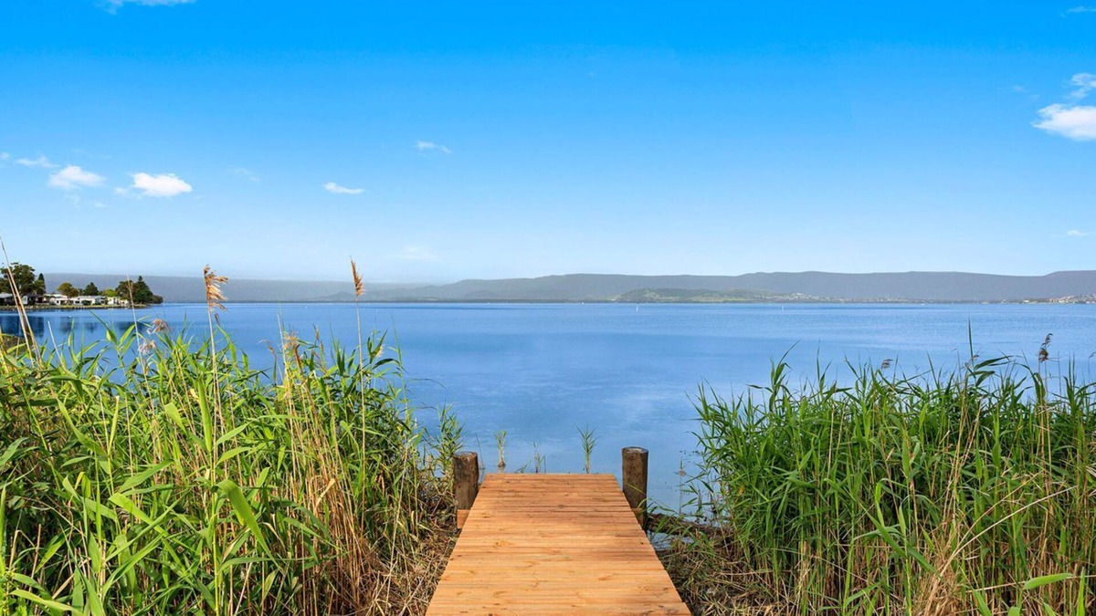 Windang House | Cudgeree Bay Lake House on shores of Lake Illawarra