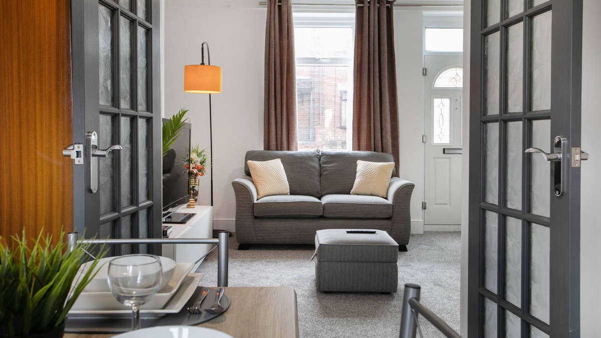 Shafton House | Cudworth House, Barnsley for Contractors & Families (Hosted by: Emu-J stays)