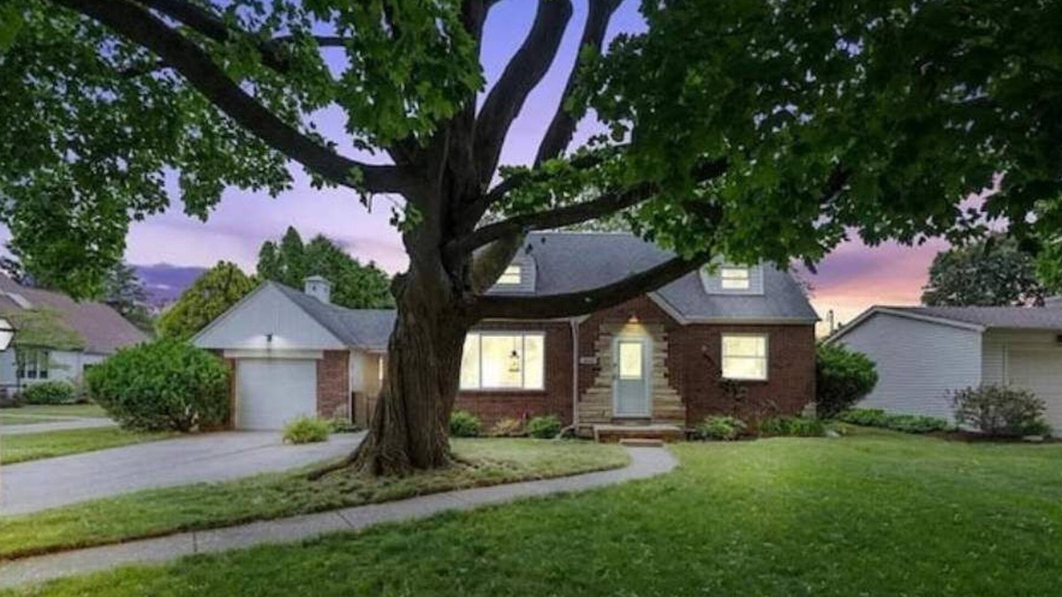 Toledo House | Cul-de-Sac Charm on River Road