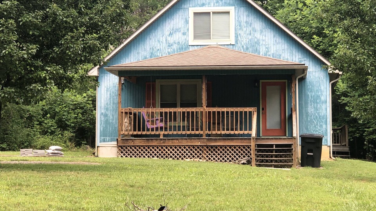 Jamestown Cottage | Cumberland Lake House - 2 miles from Jamestown Marina - Sleeps 11
