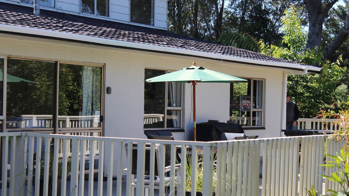New Plymouth House | Cumberland Lodge/Privacy & Space/LARGE ECONOMY LODGE