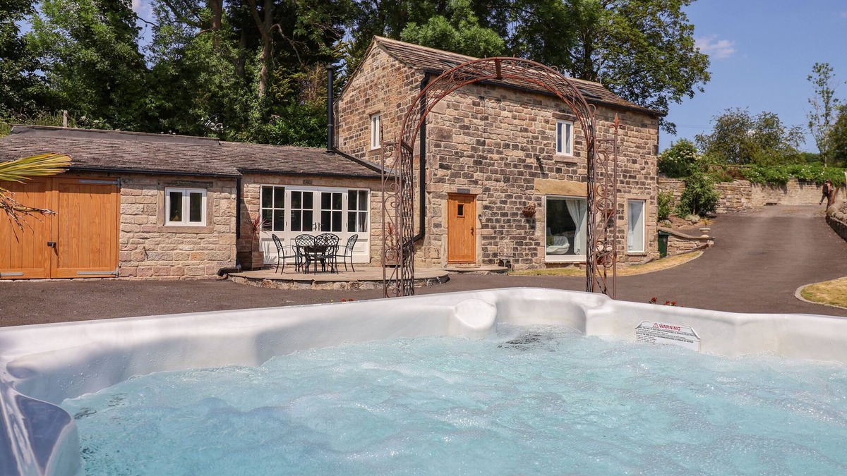 Shipley Cottage | CUNLIFFE BARN, pet friendly, with hot tub in Esholt