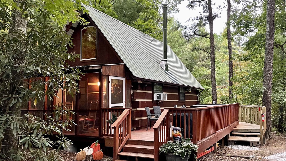 Tellico Plains Cabin | Cupid’s Cove Cabin Romantic Getaway - Hot tub under the stars
