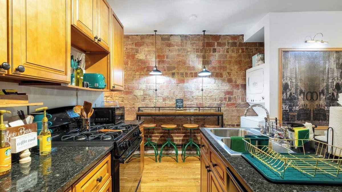 Cleveland Apartment | Curated 2BR in Cleveland’s coveted Cedar-Fairmount district—steps from Case Western, University Cir, museums/fine dining. Ideal for medical & business pros, families, students, or extended stay seeking style, comfort, & a walkable, upscale location.