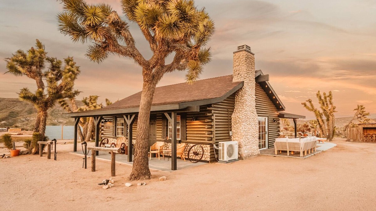 Pioneertown House | Curated Wild West Cabin w Private Saloon, Hot tub/Pool, Downtown Pioneertown!
