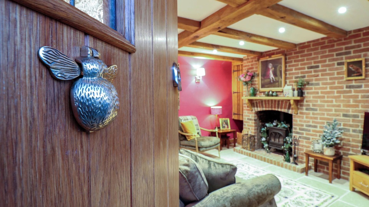 Wendover Cottage | CURIOSITY COTTAGE, pet friendly, with open fire in Wendover