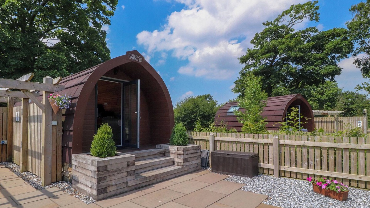Knott End-on-Sea Cottage | CURLEW CORNER, romantic, with hot tub in Lancaster