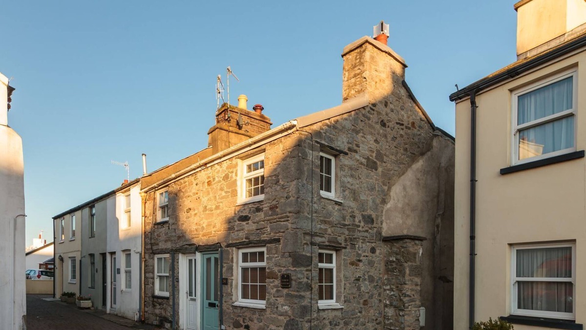 Castletown Cottage | Curlew Cottage - a holiday cottage that sleeps 2 guests in 1 bedroom