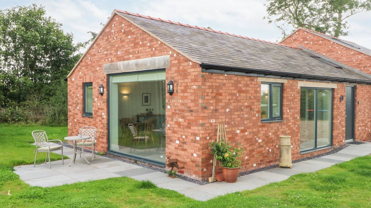 Shocklach Cottage | CURLEW, romantic, character holiday cottage, with a garden in Tilston