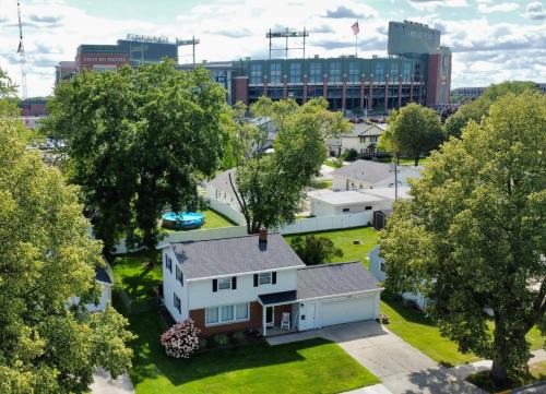 Green Bay House | Curly's Quarters (4 Bedroom Home) w/Lambeau view
