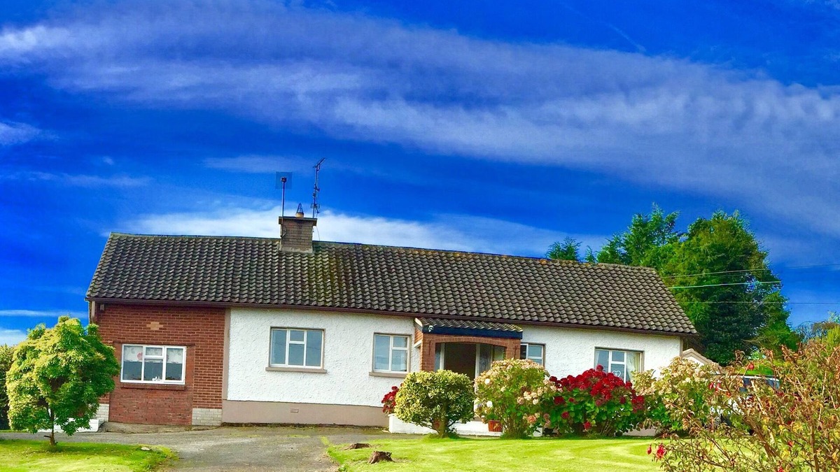 Curracloe House | CURRACLOE~Beach Holiday Location! Co Wexford, 2mins from Beach. Shops & Bars.