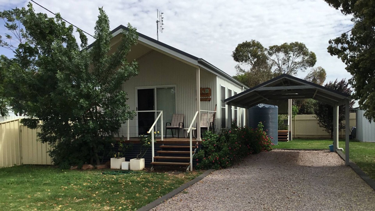 Forbes Cottage | Currajong Cottage @ Forbes NSW 2871