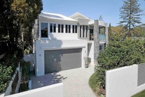 Currumbin House | Currumbin Sanctuary Beach Abode