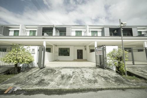 Lutong House | Curtin Waters Homestay by Evernent