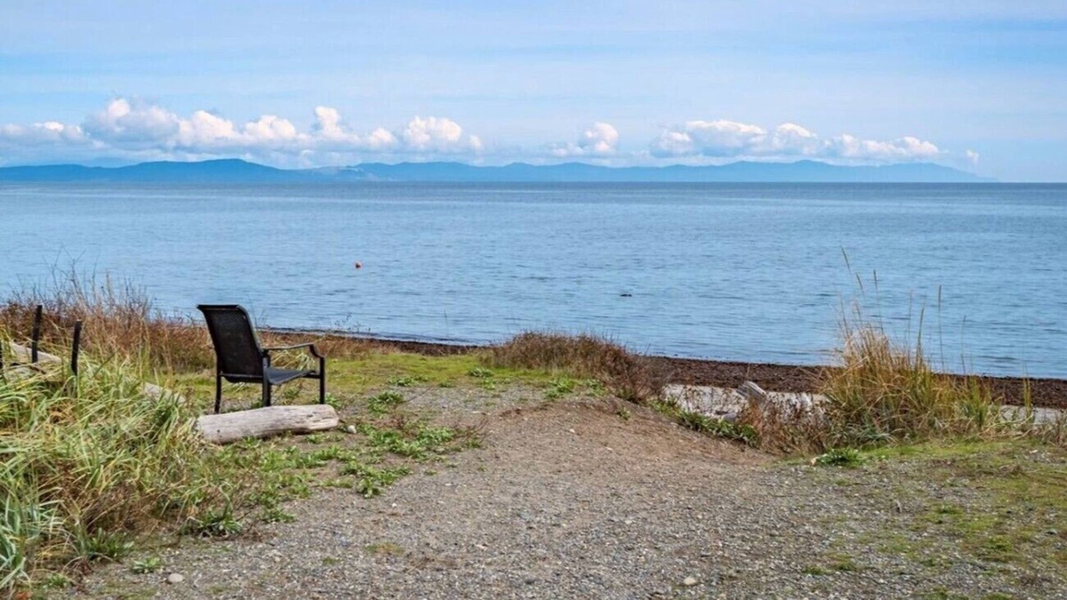 Comox House | Curtis Corner B & B - Ocean and Forest