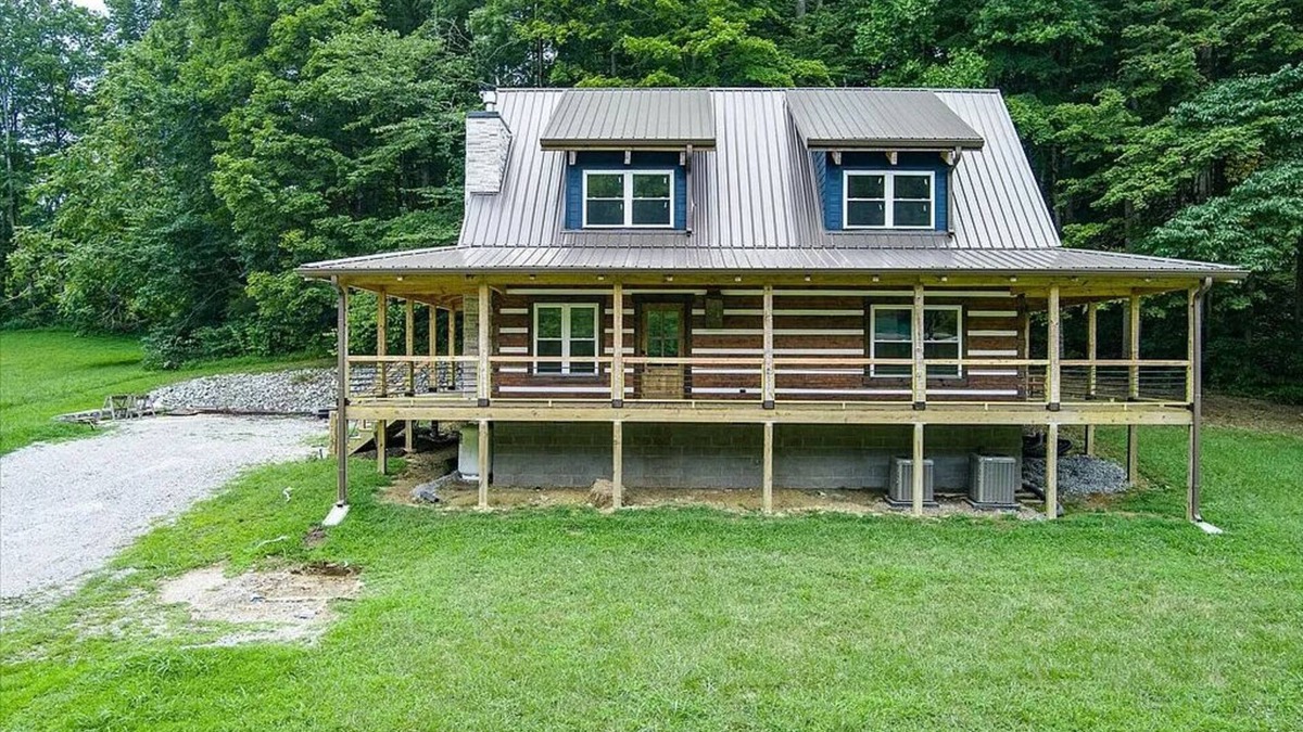 Byrdstown Cabin | Custom 3-bedroom log cabin near 2 marinas on Dale Hollow, Sunset & Star Point.