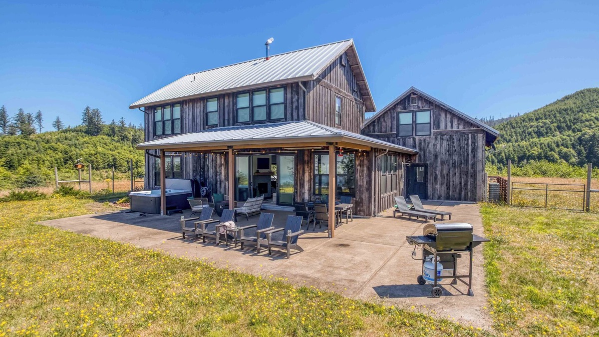 Neskowin House | Custom Beauty has Stellar Ocean Views, Privacy, Two King Suites, a Hot Tub, a Fi