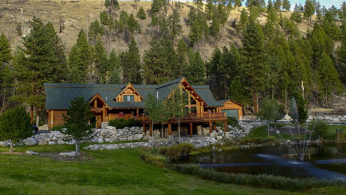 Conner Cabin | Custom Bitterroot Valley Cabin w/Hot Tub & Views!