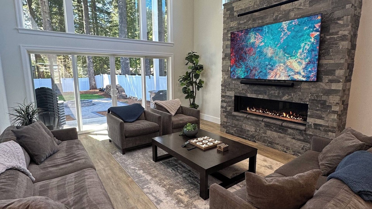 Detroit House | Custom-built Detroit Lake house - walking distance to the lake and town!