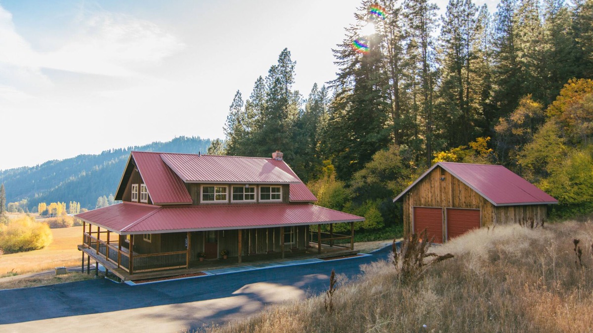 Leavenworth House | Custom built home on 5 private acres, unobstructed views, and a hot tub.