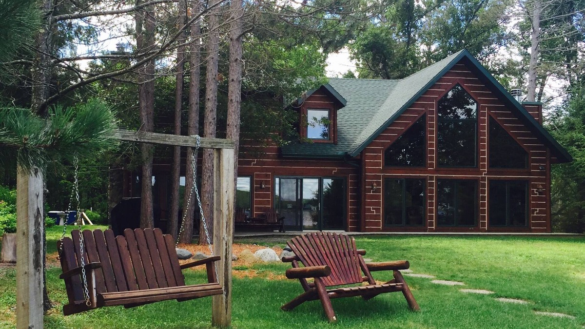 Hayward House | Custom built Home on Round Lake