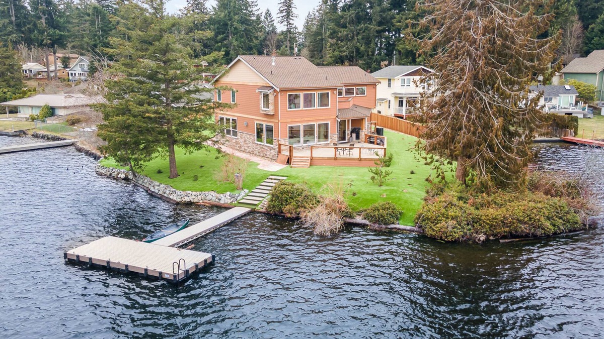 Black Diamond House | Custom-built lakefront lodge with a dock, deck, & grill for a party of eight