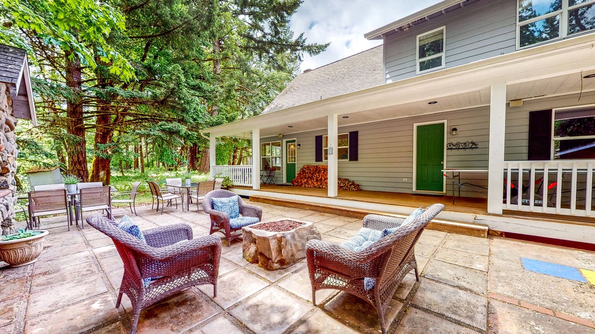 Dallas House | Custom-Built - Large Deck, Griddle, and Washer/Dryer