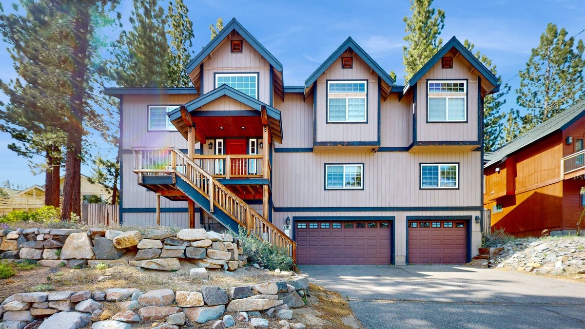 Mountain View Estates House | Custom-Built Woodland Home with 2 Living Rooms, Billiards & Foosball