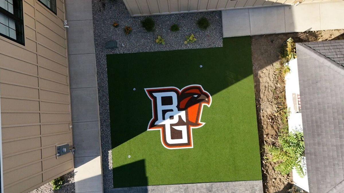Bowling Green House | CUSTOM FALCON PUTTING GREEN and Luxury combined to create your DREAM stay here in the heart of Bowling Green