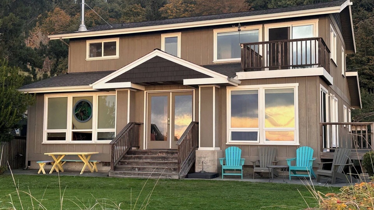 Maxwelton House | Custom Family Beach House - Pet & Child Friendly