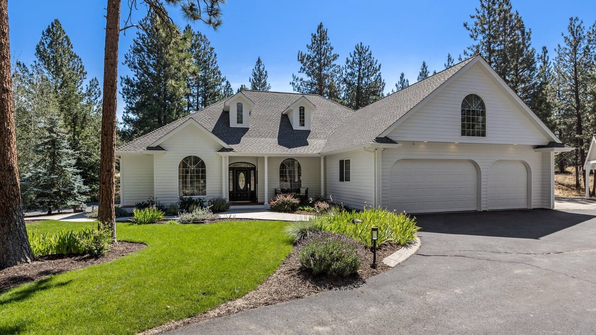 Deschutes River Woods House | Custom Home ~ 10 Mins to Downtown Bend ~ Private Hot Tub ~ Game Room