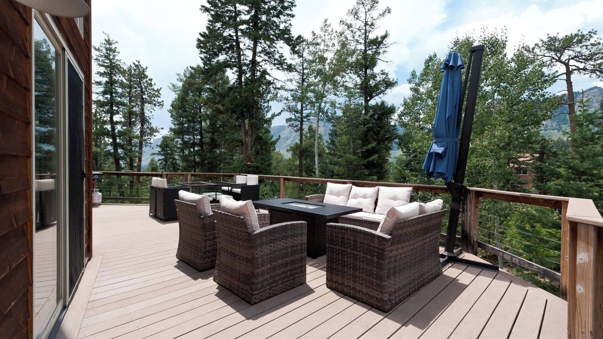 Columbine Lake House | Custom Home with Large Deck on an Acre - Amazing Views - 3 miles to Purg