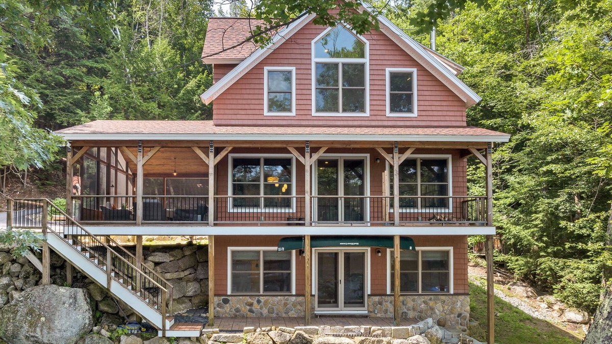 Meredith House | Custom Lake Winnisquam Home For 12