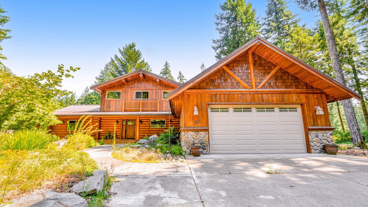 Union Cabin | Custom, log home on Alderbrook Golf Course with great deck