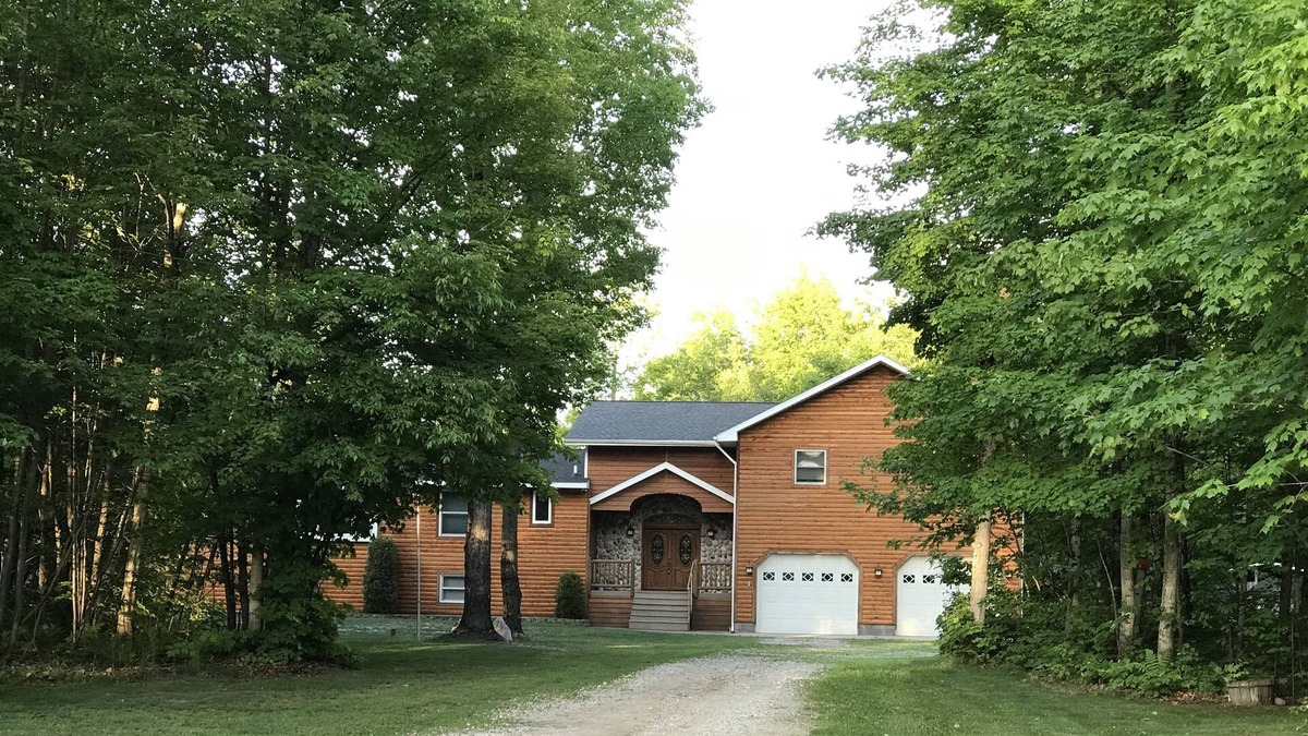 Shingleton House | Custom log home w/Game Rm, fire place. Bar,Weight Rm!, wifi, close to Pic Rocks!